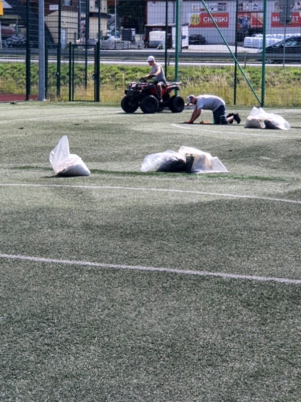 Remont murawy na Orliku w Tegoborzy (13).jpg
