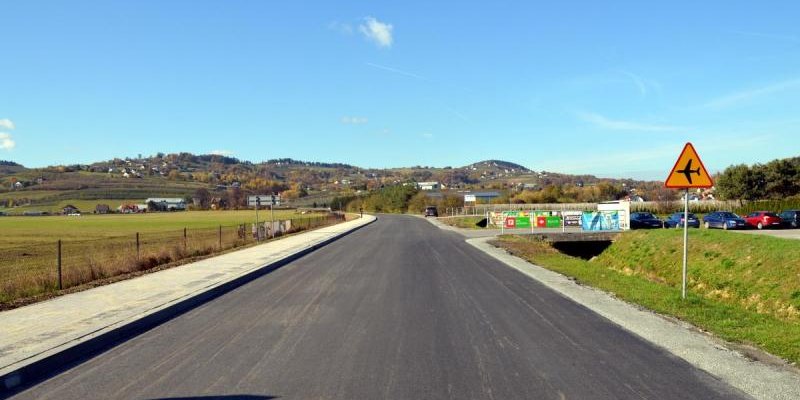 Chodnik przy drodze powiatowej Łososina Dolna–Tymowa wybudowany