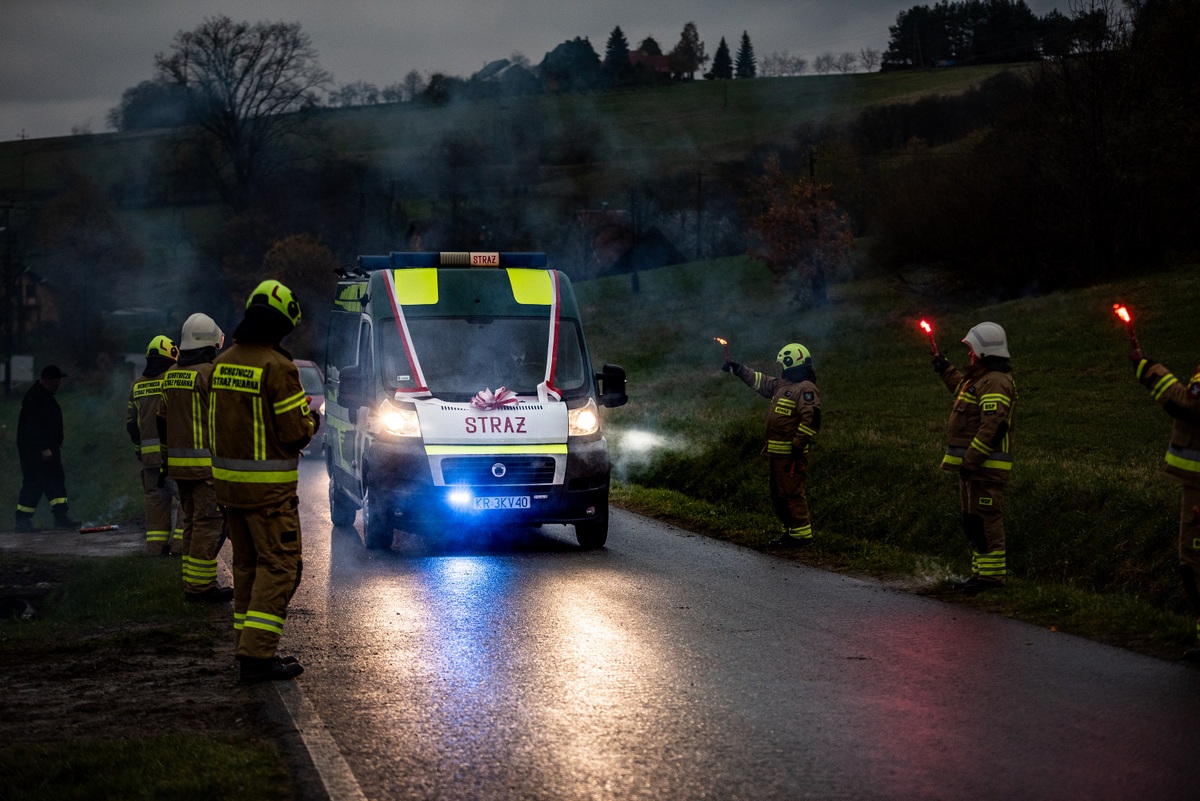 Powitanie lekkiego pojazdu strażackiego dla OSP Stańkowa