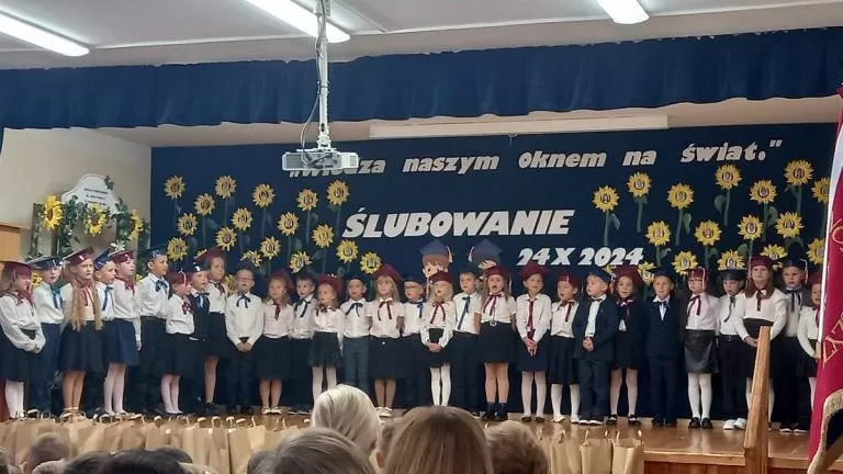 Ślubowanie Klas I w Łososinie Dolnej (8).jpg