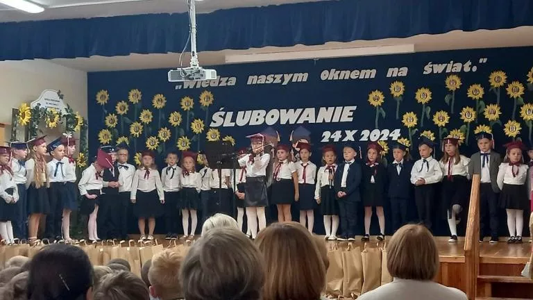 Ślubowanie Klas I w Łososinie Dolnej (9).jpg