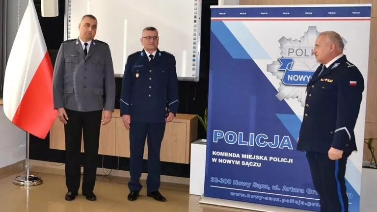 1. Komendant Miejski Policji w Nowym Sączu zwraca się do asp. sztab. Bogdana Wojtasa i asp. sztab. Jana Nowaka z podziękowaniami i gratulacjami.JPG