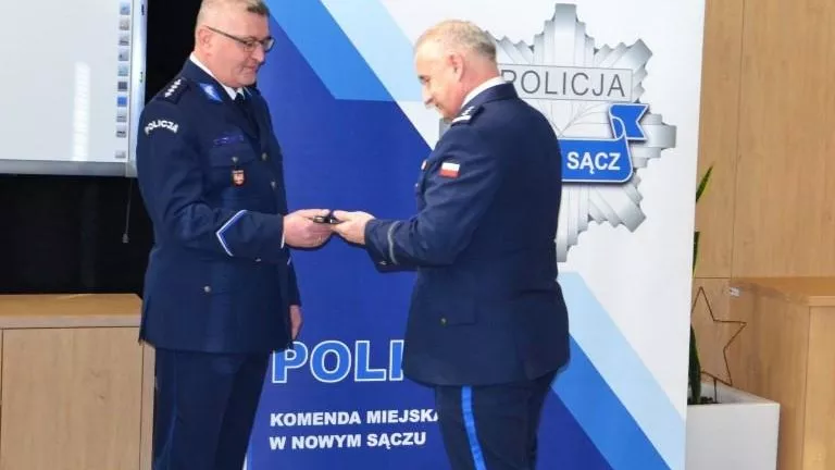 2. Komendant Miejski Policji w Nowym Sączu wręcza asp. sztab. Bogdanowi Wojtasowi pamiątkowy grawerton.JPG