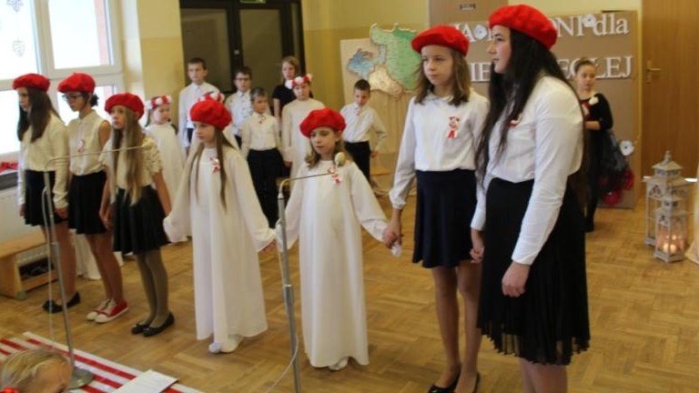 Lekcja-Patriotyzmu-w-Szkole-Podstawowej-w-bikowicach-2018-11-.JPG
