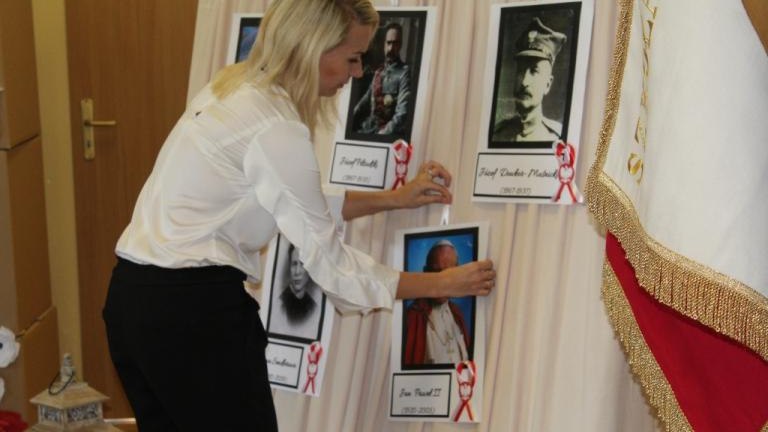 Lekcja-Patriotyzmu-w-Szkole-Podstawowej-w-bikowicach-2018-13-.JPG