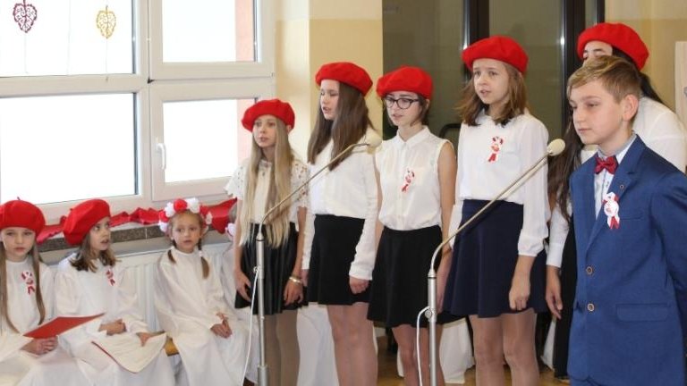 Lekcja-Patriotyzmu-w-Szkole-Podstawowej-w-bikowicach-2018-15-.JPG