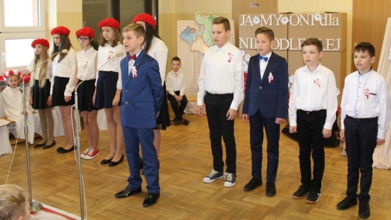 Lekcja-Patriotyzmu-w-Szkole-Podstawowej-w-bikowicach-2018-16-.JPG
