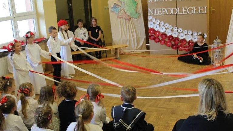 Lekcja-Patriotyzmu-w-Szkole-Podstawowej-w-bikowicach-2018-18-.JPG