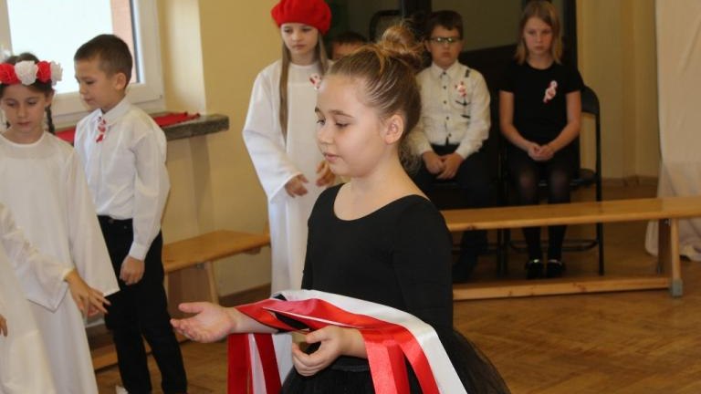 Lekcja-Patriotyzmu-w-Szkole-Podstawowej-w-bikowicach-2018-24-.JPG