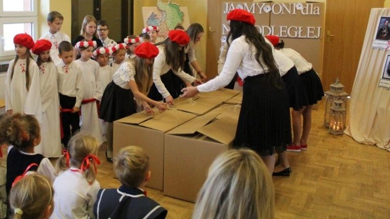 Lekcja-Patriotyzmu-w-Szkole-Podstawowej-w-bikowicach-2018-29-.JPG