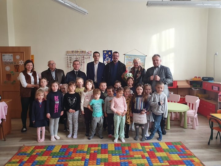 Radni Komisji Oświaty, Kultury, Zdrowia i  Pomocy Społecznej odwiedzili placówki oświatowe z terenu Gminy Łososina Dolna